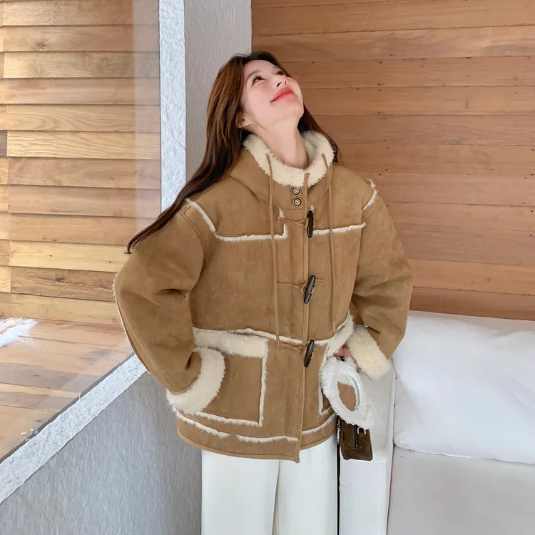韩系通勤设计感牛角扣麂皮绒外套女2025冬季新款保暖连帽机车棉服