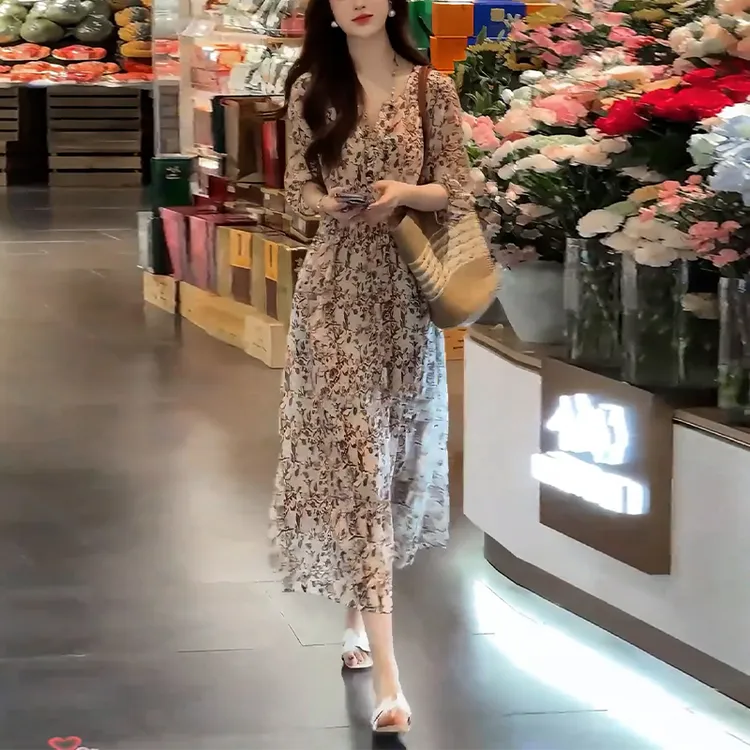 度假风浪漫V领碎花连衣裙女205新款爆款裙子宽松遮屁股时尚长裙女