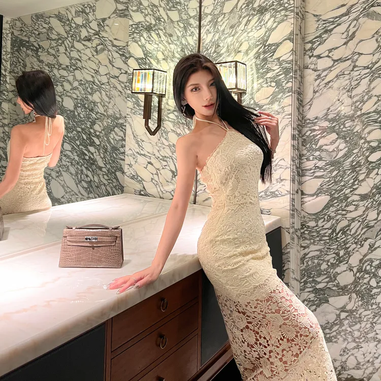 黛兰奴法式纯欲杏色挂脖连衣裙女性感风无袖镂空蕾丝钩花气质长裙