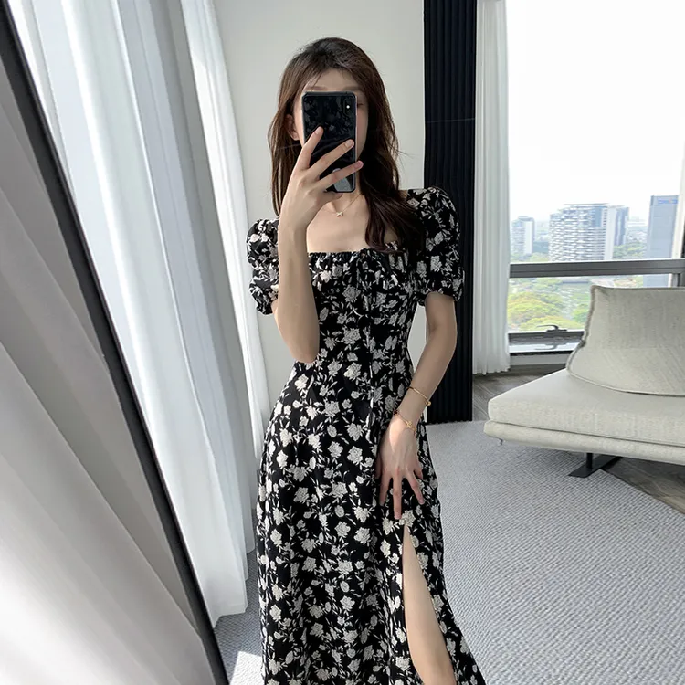 黑色复古碎花连衣裙女2025夏新款高级感法式显瘦方领开叉长裙6843