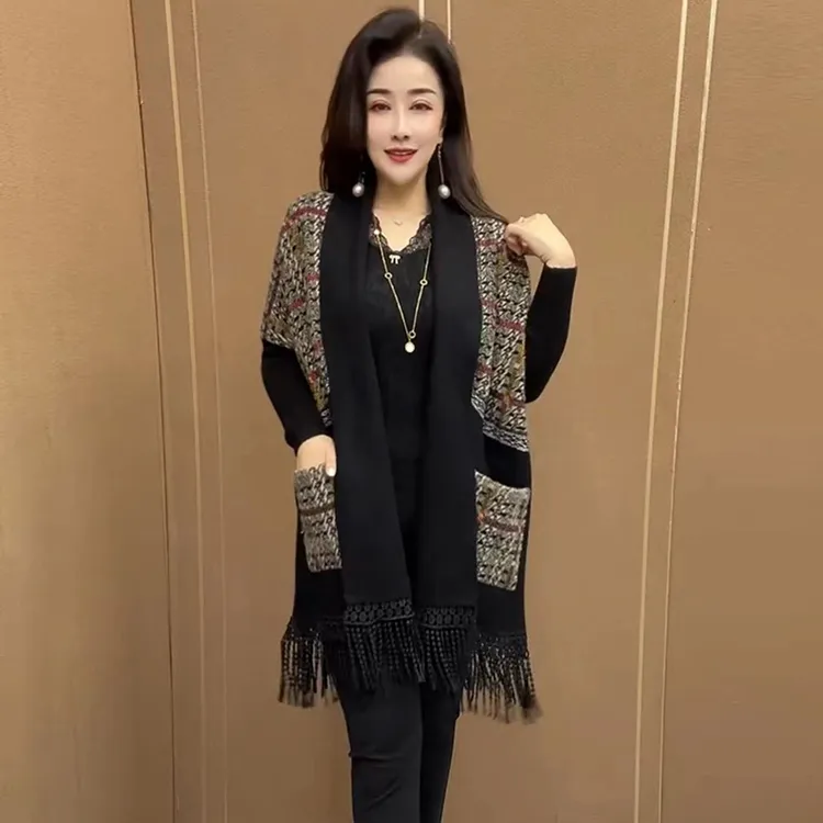 言创秋冬宽松显瘦中年妈妈女装中长款拼色彩格流苏针织披肩型开衫