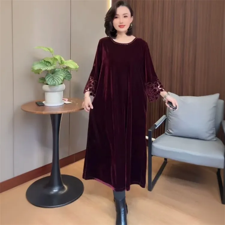 高端妈妈秋冬新款圆领刺绣洋气连衣裙丝绒宽松大码遮肉过膝打底裙