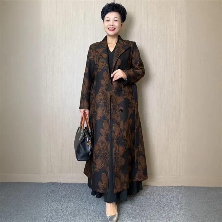 长袖翻领开衫妈妈羊绒秋冬季风衣气质轻奢高级长款提花阔太太外套