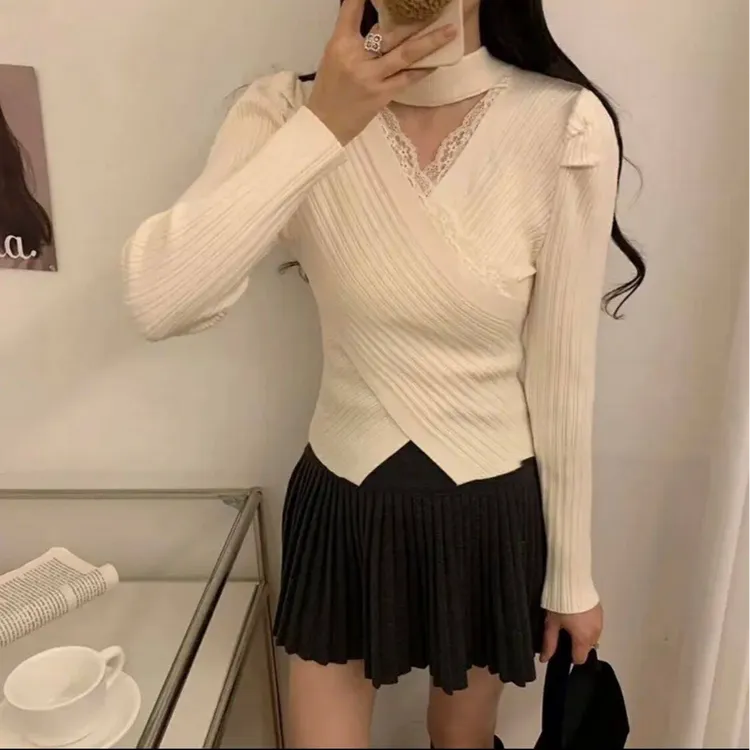 时尚设计感镂空挂脖V领交叉针织衫新款显瘦洋气蕾丝拼接气质上衣