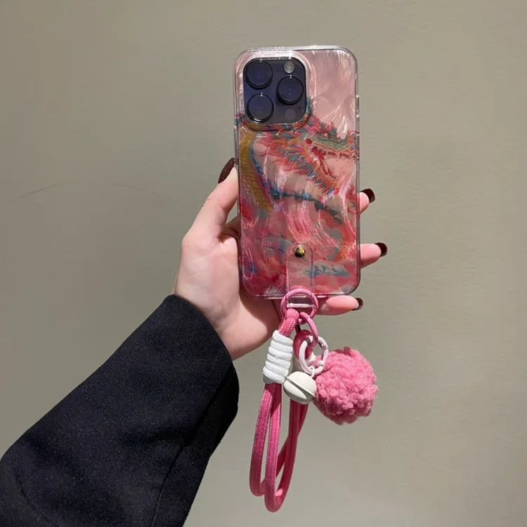 新年粉色羽纱彩色龙苹果15promax女款防摔适用iPhone16铃铛手绳