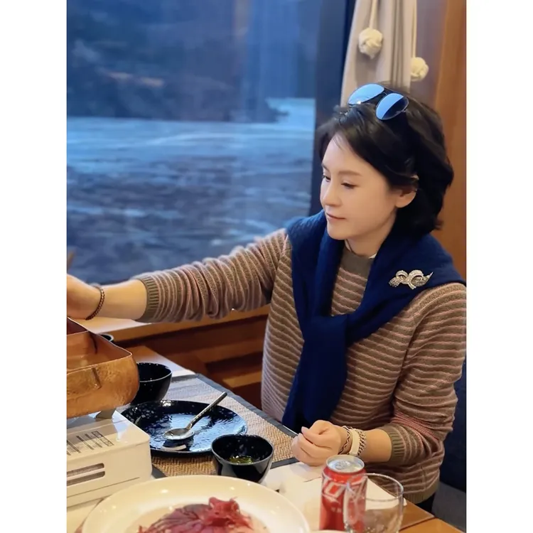 我是摩羯 草莓巧克力 万新新澳羊毛立体条纹提花肌理针织衫