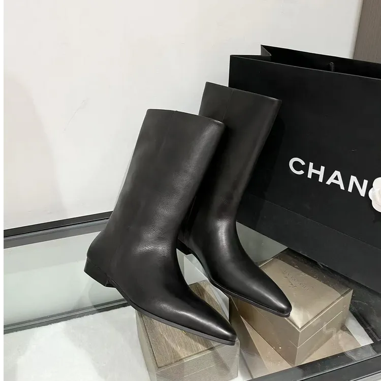 欧洲站大筒围时装靴女2025冬季新款百搭真皮平底英伦风显瘦中筒靴