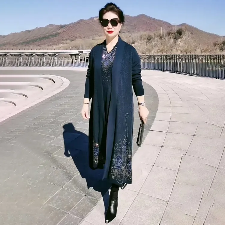阔版大码女装两件套2024秋季新款开衫套装宽松洋气连衣裙+风衣女
