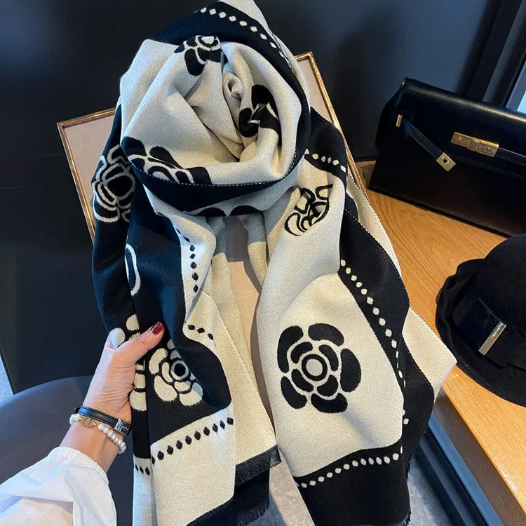 气质小香风山茶花围巾女生冬季配大衣装饰保暖围脖两用长披肩厚