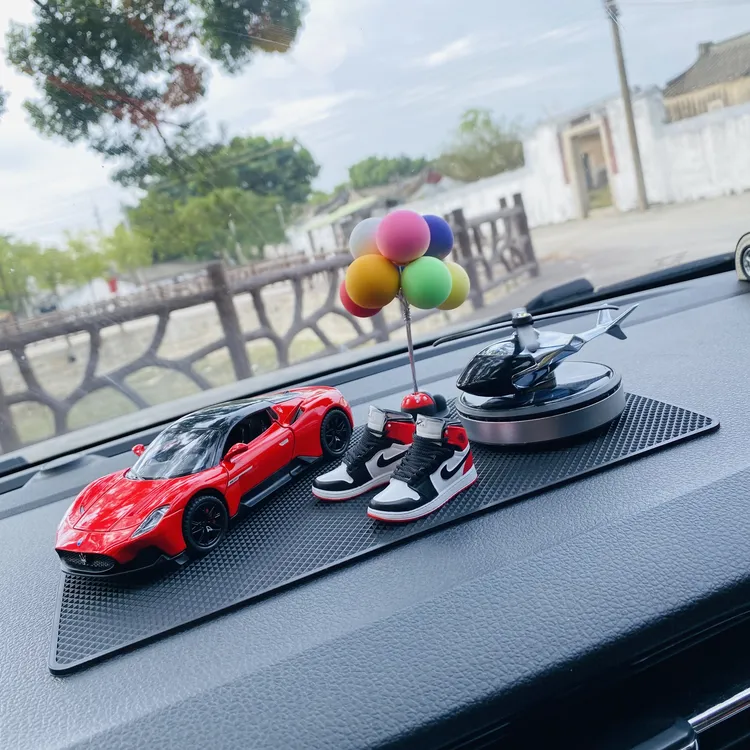 汽车摆件中控台饰品香薰新款网红创意车载摆件高档车载香薰太阳能