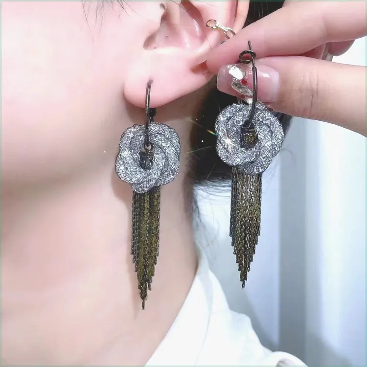 恣睢 锌合金耳饰 R0R81秋冬百搭黑色网状镂空花朵卡扣流苏耳环