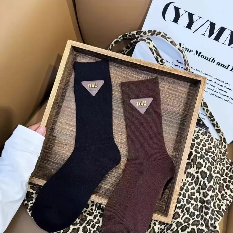 欧货秋冬袜配马丁靴饰品皮标三角标小香风洋气个性外穿高级感百搭