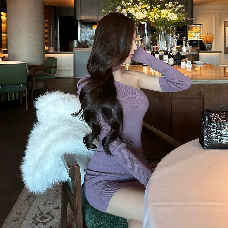 不规则紫色韵味斜肩针织连衣裙长袖修身性感高级感不规则短款裙子