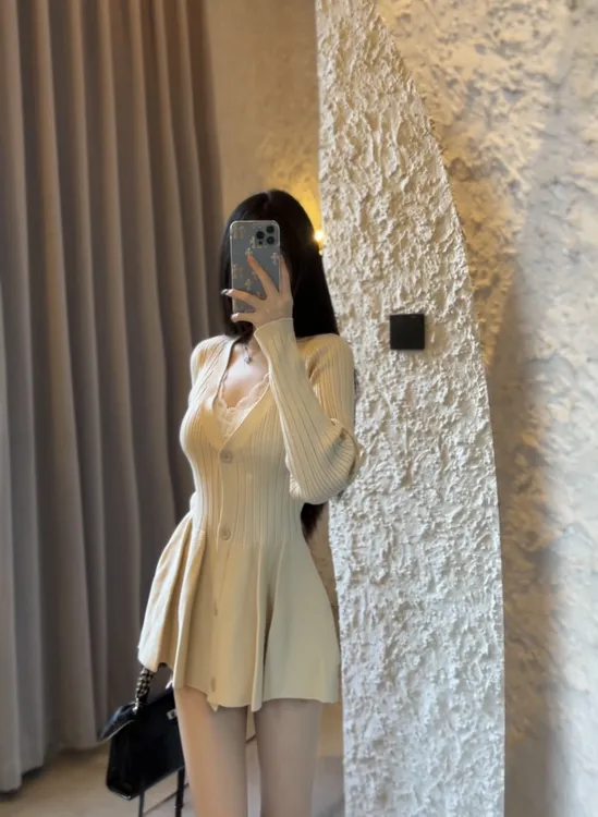 韩系纯欲风花苞下摆V领小个子百褶针织衫中长早秋收腰显瘦坑条