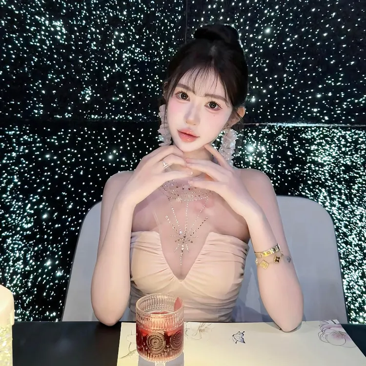 性感烫钻挖肩挂脖背心女秋季紧身内搭设计感绝美纯欲短款袖套上衣