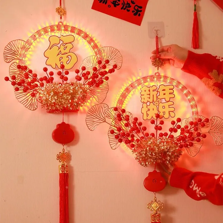 新年装饰挂件带灯红果花环发光福字彩灯led挂墙墙面2024新款挂饰