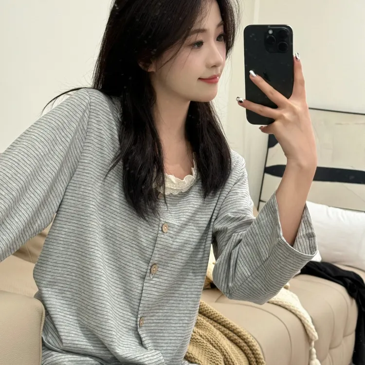 VINEEMAN【温香软玉】花朵圆领细条纹四季女短袖长裤睡衣家居服套装