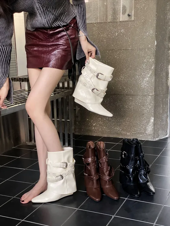 2025年秋季新款坡跟裤管短筒靴子女欧美辣妹风尖头黑色炸街裤管靴