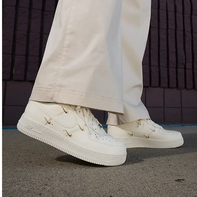 NIKE/耐克Air Force 1流光风休闲AF1四钩空军女板鞋白金FV3654111