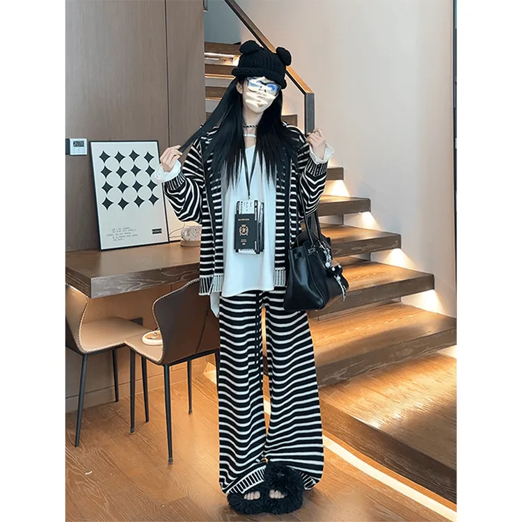 2025秋季新款女慵懒风设计感连帽黑白条纹针织外套抽绳阔腿长裤子