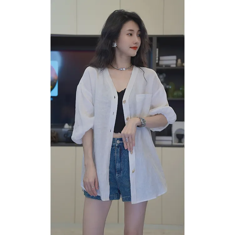 小乖逃D三色亚麻设计师白色衬衫V领五分袖白色上衣防晒百搭240353
