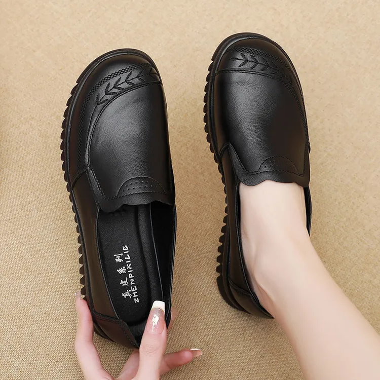春秋款妈妈鞋子平底单鞋软底防滑中老年皮鞋女舒适软面牛皮老人鞋