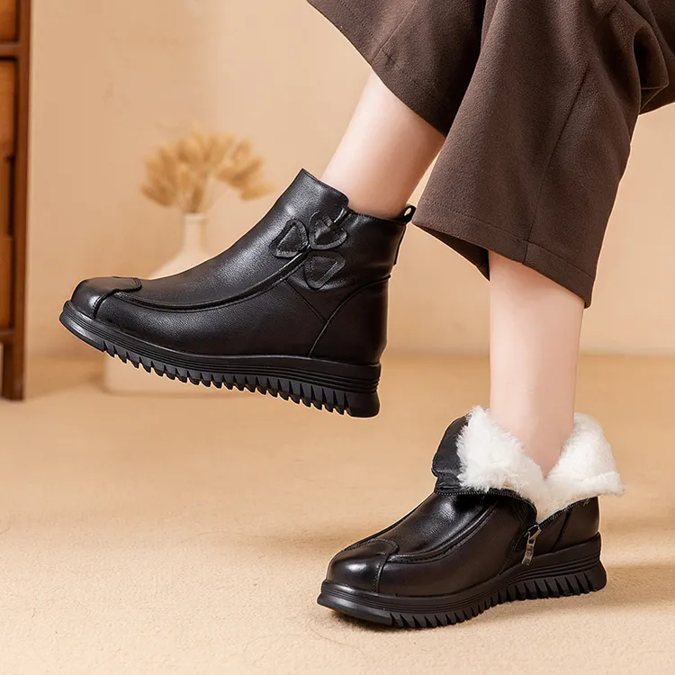 冬季妈妈棉鞋加绒保暖中老年棉靴平底防滑老人短靴子女羊毛牛皮靴