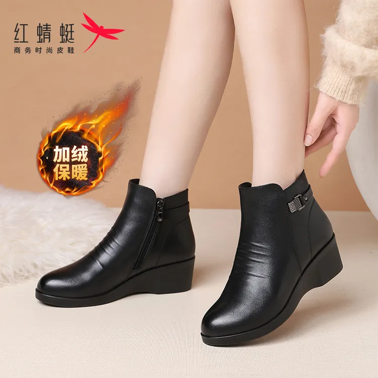 红蜻蜓真皮软底妈妈鞋冬季保暖中老年棉鞋女防滑软面短靴坡跟