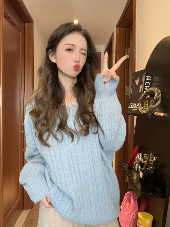 奶蓝色麻花毛衣女加厚大码宽松慵懒风外穿秋冬显瘦v领毛针织上衣