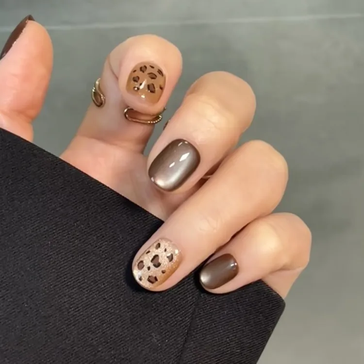 手工猫眼玻璃珠豹纹穿戴甲焦糖色美甲短款高级感秋冬假指甲学生甲