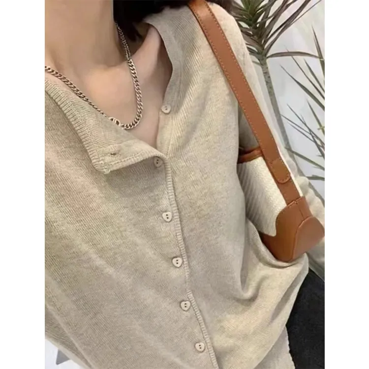 燕麦色斜扣不对称v领针织开衫女秋季薄款毛衣设计感修身显瘦上衣