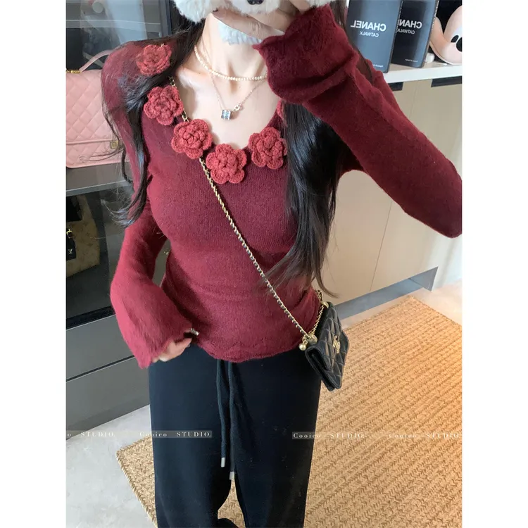 轻奢潮牌款设计感V领花朵长袖针织衫女秋冬甜辣妹短款别致修身毛