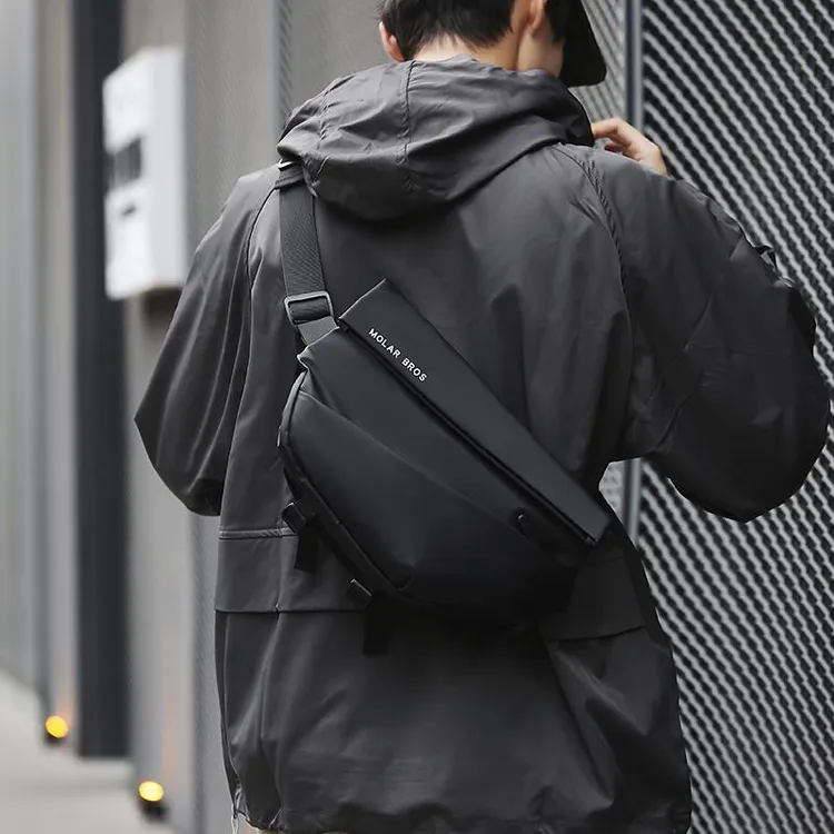 高级感男士斜挎包胸包男款骑行包机车单肩背包运青少年动通勤包包