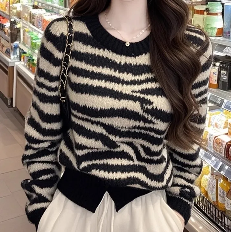时尚复古绝美黑色斑马纹圆领长袖毛衣针织衫女秋冬款软糯百搭小衫
