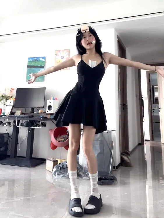 【卷卷家】版型赢麻 谁穿都美！磨毛v领吊带连衣裙 秋季立体A字裙