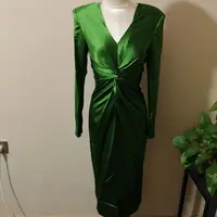 V领绿色修身连衣裙