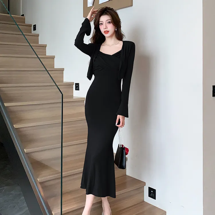 敬酒服酒红色订婚吊带连衣裙高级感宴会礼服包臂鱼尾裙长裙配开衫