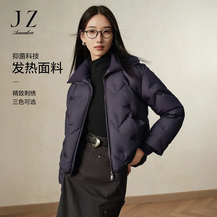 玖姿安娜蔻JTED03353优雅风针织翻领拼接刺绣白鸭绒羽绒女2024冬