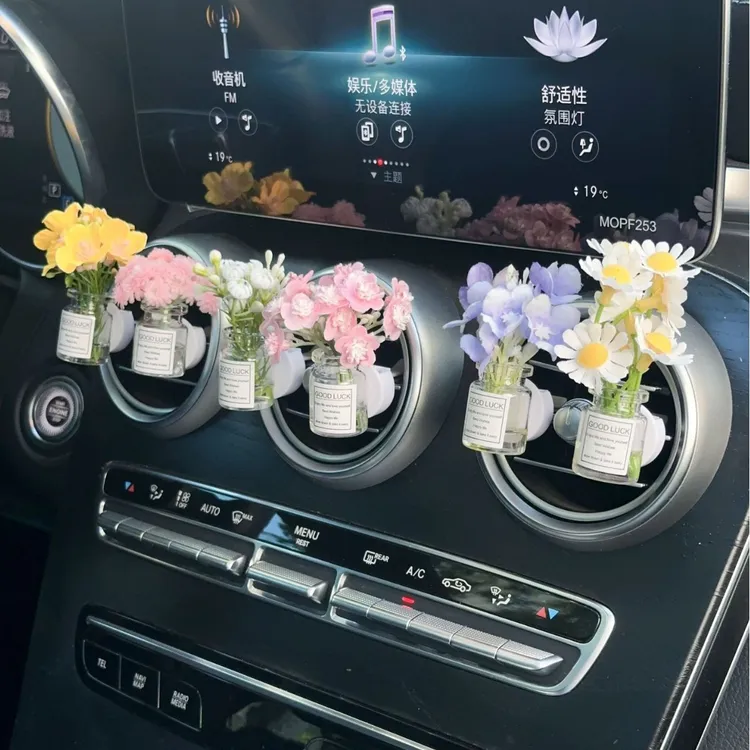 网红清新花瓶花朵仿真汽车内饰出风口香水夹摆件高级车载香薰