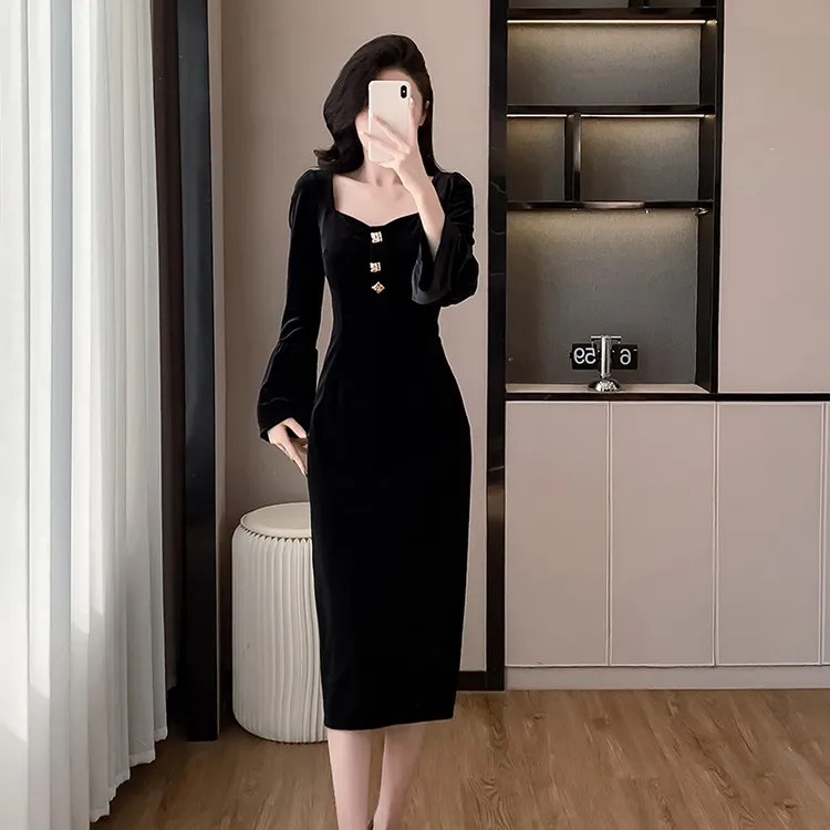 法式方领喇叭袖小黑裙子秋冬赫本风修身显瘦气质丝绒中长款连衣裙