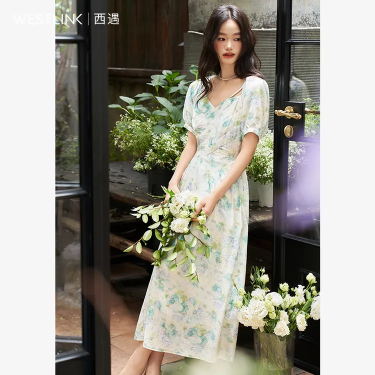 西遇法式浪漫小清新连衣裙女2025夏季桃心方领收腰A摆碎花连衣裙