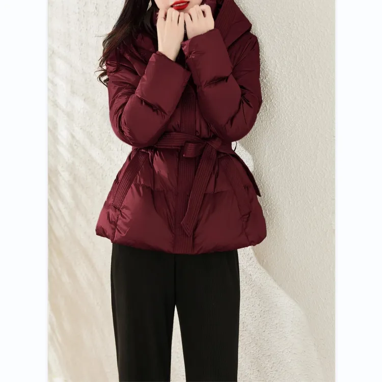 轻量体感 文艺复古红亮面连帽系带短款显瘦白鹅绒加厚女款羽绒服