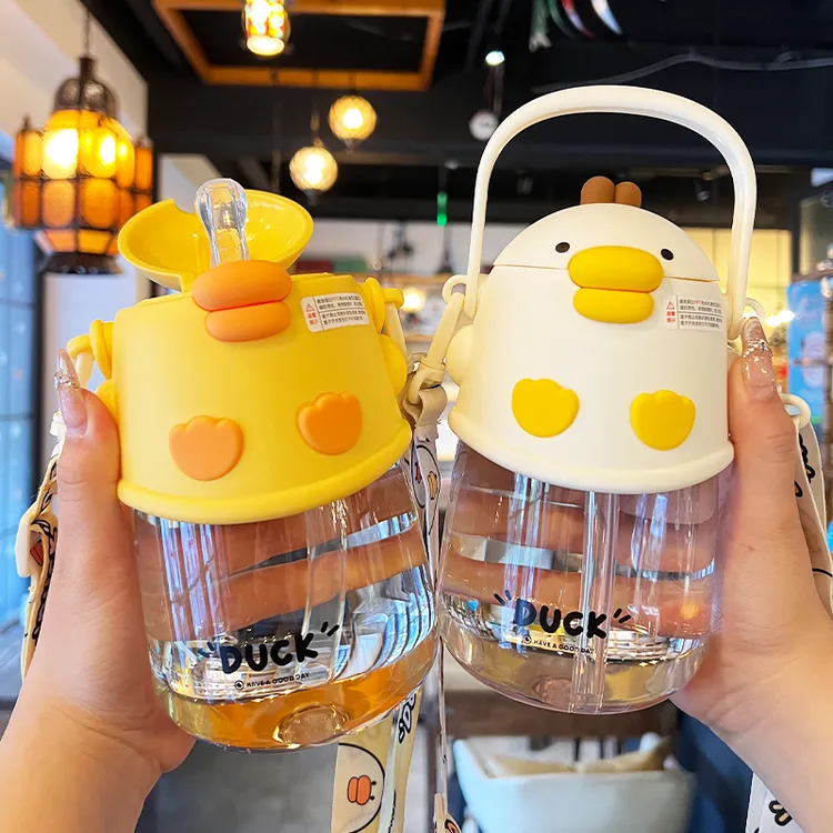 卡通可爱小鸭子吸管杯小学生幼儿园上学专用便携防摔耐高温喝水杯