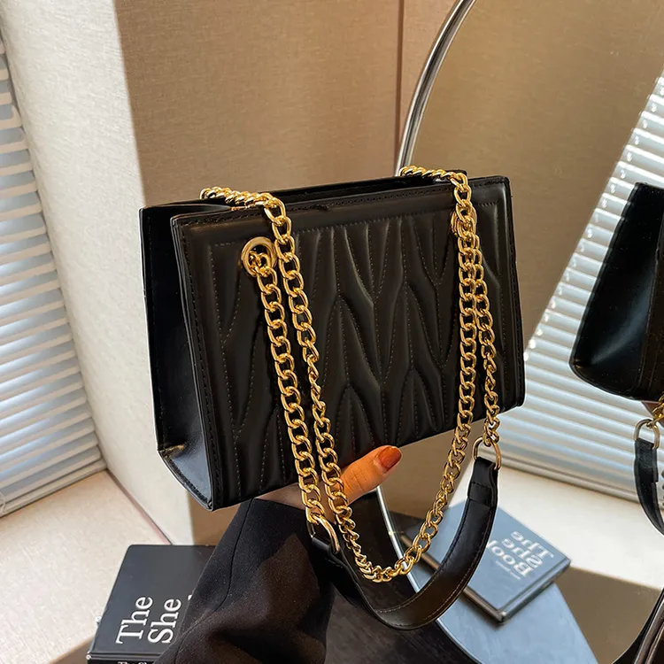 艾米兔女包2025新款潮流时尚通勤休闲简约小众绣线设计斜挎包女款