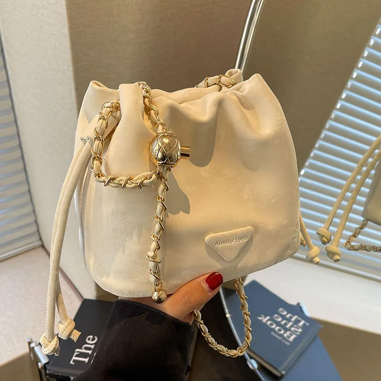 艾米兔女包时尚质感韩版小众设计2025新款奶油风链条斜挎水桶包