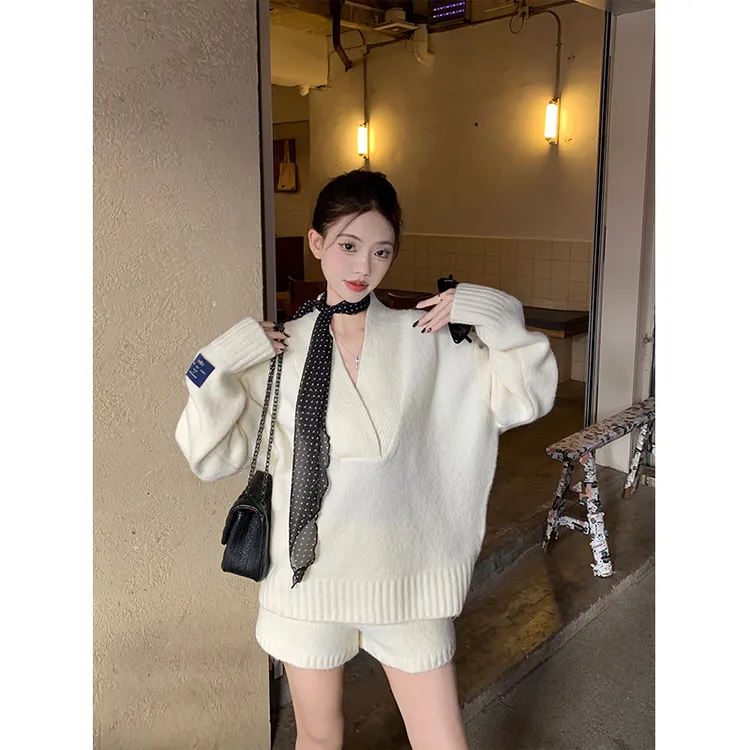 春季新款软糯舒适设计感深V领长袖针织毛衣高腰休闲短裤两件套女