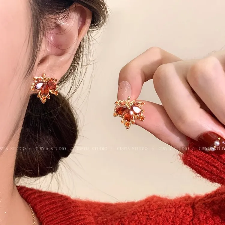 铜合金耳饰 枫叶红锆石耳钉女秋冬气质高级耳饰复古S925银针耳环 