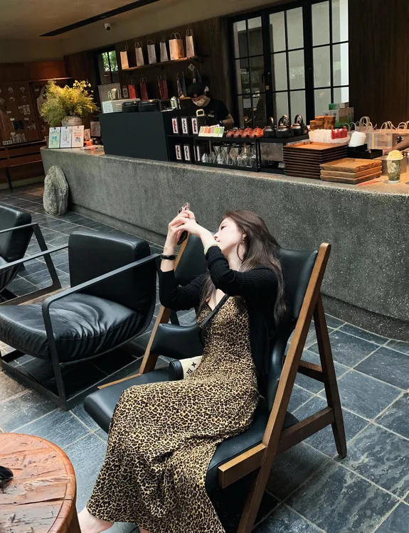 2024早秋新款法式轻熟风黑色针织开衫蕾丝边v领豹纹吊带连衣裙女