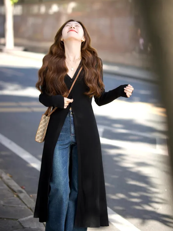 2025秋季新款高级感穿搭黑色针织开衫中长款外搭女牛仔裤两件套潮