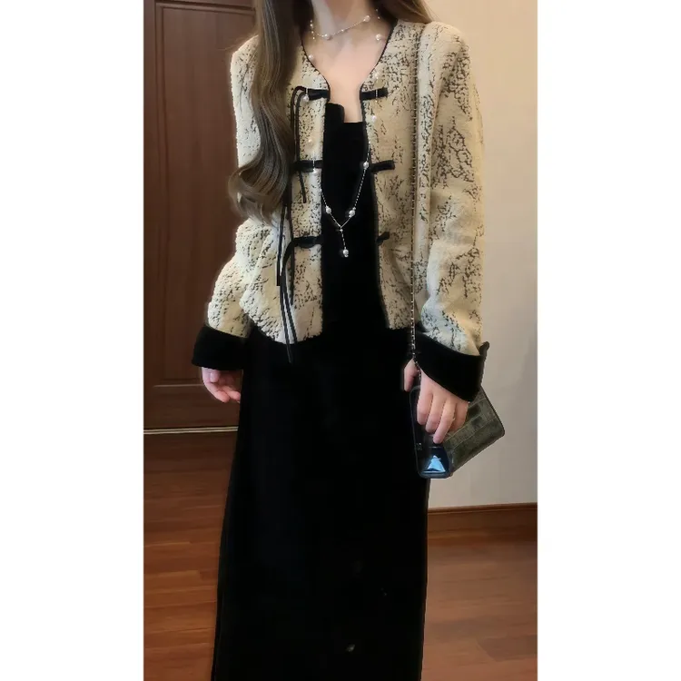 新中式国潮轻国风盘扣压花短款外套搭配黑色丝绒吊带连衣裙两件套